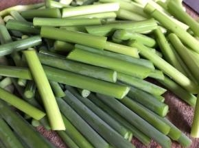 蒜苔洗净切成小段