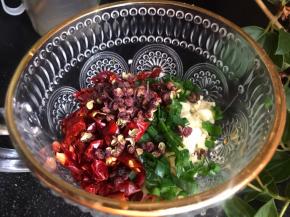 加入花椒粒和干辣椒碎