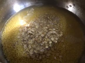 燕麦同水一起加入锅中