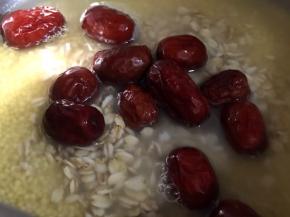 红枣洗净，加入锅中