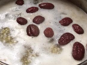 大火煮沸，转中火煮半小时