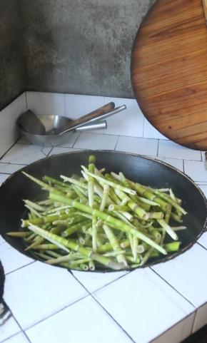 水开，放入适量的盐，再放入扒好的竹笋，煮六成熟即可！