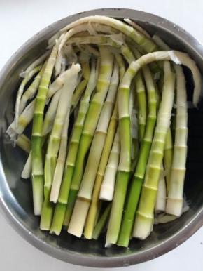 焯好水的竹笋，放在冷水中浸泡一晚上，中途记得换几次水，这样处理过的竹笋就不会有苦涩味儿了！