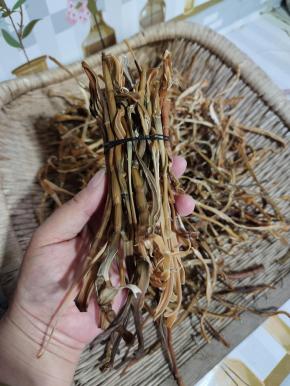 整理成小把，用皮筋固定，装在袋子里密封保存即可！