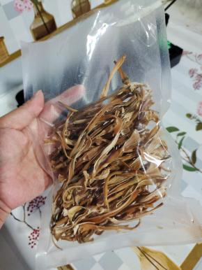 有条件的可以把笋干装进保鲜袋里！