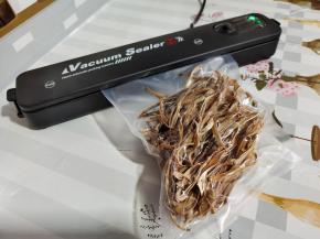 用真空包装机，抽真空保存！这样可以保存几年都不会生虫，变质！