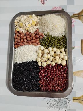 准备好所需的食材：

黑米，糯米，大米，红豆，绿豆，莲子，花生，燕麦！（也可以根据自己的喜好，用家里有的食材随意搭配！）