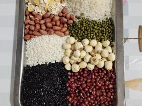 准备好所需的食材：

黑米，糯米，大米，红豆，绿豆，莲子，花生，燕麦！（也可以根据自己的喜好，用家里有的食材随意搭配！）