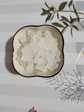 准备2大把冰糖！（没有冰糖的也可以用白糖来代替！）