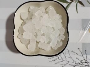 准备2大把冰糖！（没有冰糖的也可以用白糖来代替！）