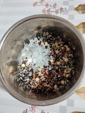 把所有的食材清洗干净放入电压锅内胆中，倒入冰糖！