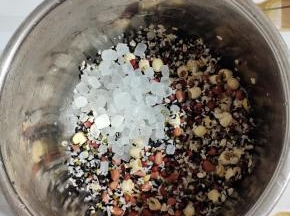 把所有的食材清洗干净放入电压锅内胆中，倒入冰糖！