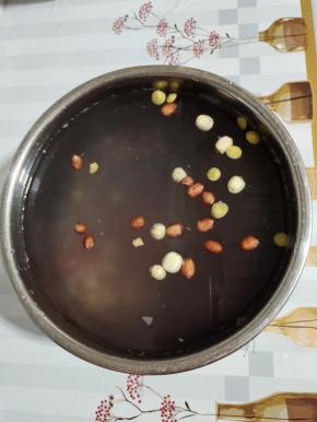 加入适量的水！（水量是电压力锅内胆上的最高刻度线！）