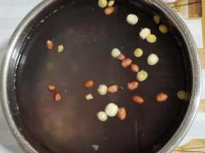 加入适量的水！（水量是电压力锅内胆上的最高刻度线！）