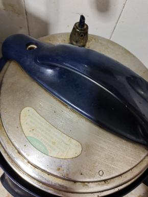 盖上盖子，插上电源，按蹄筋键即可！（我每次都是晚上睡觉前做上，等它好了，会自动保温！早上起来直接吃，特别的方便，很适合我们这种起床困难户，可以多睡一会儿，也能吃到营养又美味的早餐！）