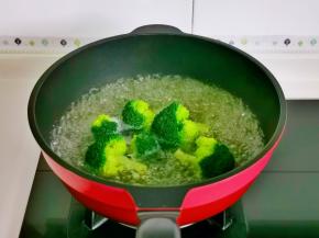 西兰花焯水断生。