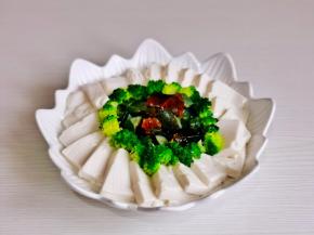 豆腐片摆在盘子一圈，皮蛋中间，再围上一圈西兰花。
