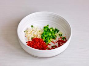 蒜末，葱花，辣椒碎放入碗中。