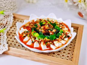 淋在皮蛋豆腐上即可。