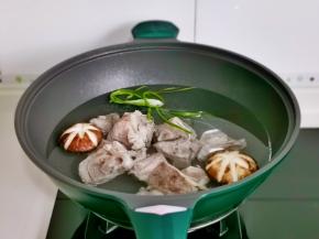 骨头＋香菇＋葱+姜＋纯净水。