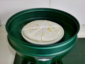 放上蒸屉，蒸桂花糕。