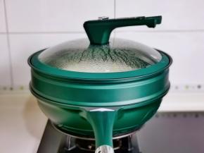 盖上盖子上蒸下炖10分钟。