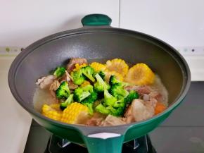 按个人口味加入盐，最后再加西兰花再次烧开关火。