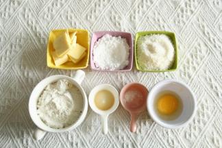 准备材料，黄油提前切成小块室温软化。全蛋液需要常温的。