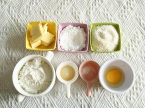 准备材料，黄油提前切成小块室温软化。全蛋液需要常温的。