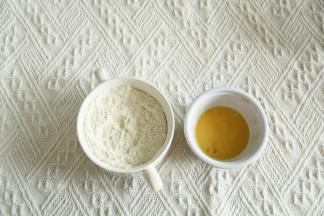 全蛋液加香草精搅打均匀，去腥。低粉与奶粉搅打混合均匀。