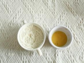 全蛋液加香草精搅打均匀，去腥。低粉与奶粉搅打混合均匀。
