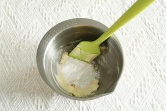 软化到可以用刮刀轻松抹开，倒入盐和糖粉。拌匀至无干粉颗粒，防止打发时候飞溅。