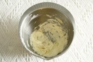 电动打蛋器中速打发，蓬松乳化，颜色发白，体积明显变大。