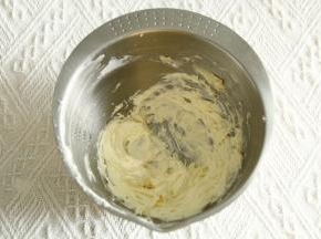 电动打蛋器中速打发，蓬松乳化，颜色发白，体积明显变大。