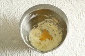 分3次加入常温全蛋液，打到彻底混合再加下一次，直到全部加完。