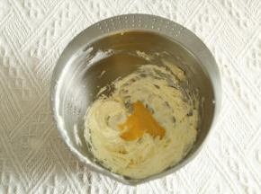 分3次加入常温全蛋液，打到彻底混合再加下一次，直到全部加完。