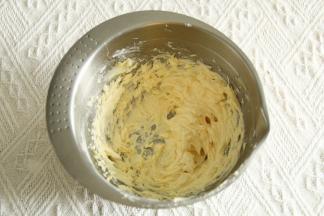 打成顺滑蓬松的黄油糊。