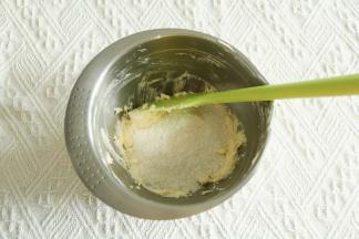 倒入椰蓉，翻拌混合。