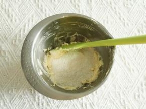 倒入椰蓉，翻拌混合。