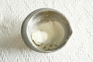 过筛入低粉和奶粉混合物。