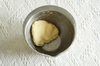 带上PVC手套按压混合成团，到没有干粉颗粒就可以。