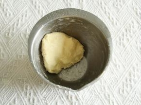 带上PVC手套按压混合成团，到没有干粉颗粒就可以。