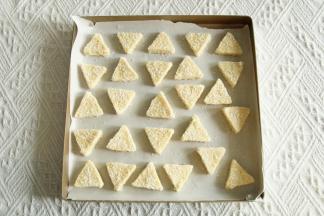 排入垫好油纸的烤盘中。