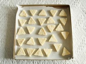 排入垫好油纸的烤盘中。