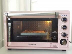 送入预热好的烤箱中层偏下，上170度，下165度，烤16分钟，上色满意及时加盖锡纸。