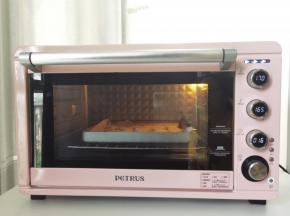 送入预热好的烤箱中层偏下，上170度，下165度，烤16分钟，上色满意及时加盖锡纸。