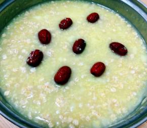 放入红枣煮至熟透