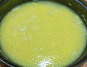 小米煮至六成熟微微有一点点粘稠