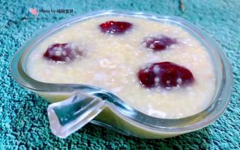 美味可口的红枣小米燕麦粥装入容器中就大功告成了