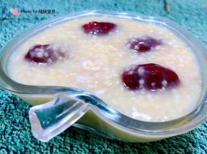 美味可口的红枣小米燕麦粥装入容器中就大功告成了